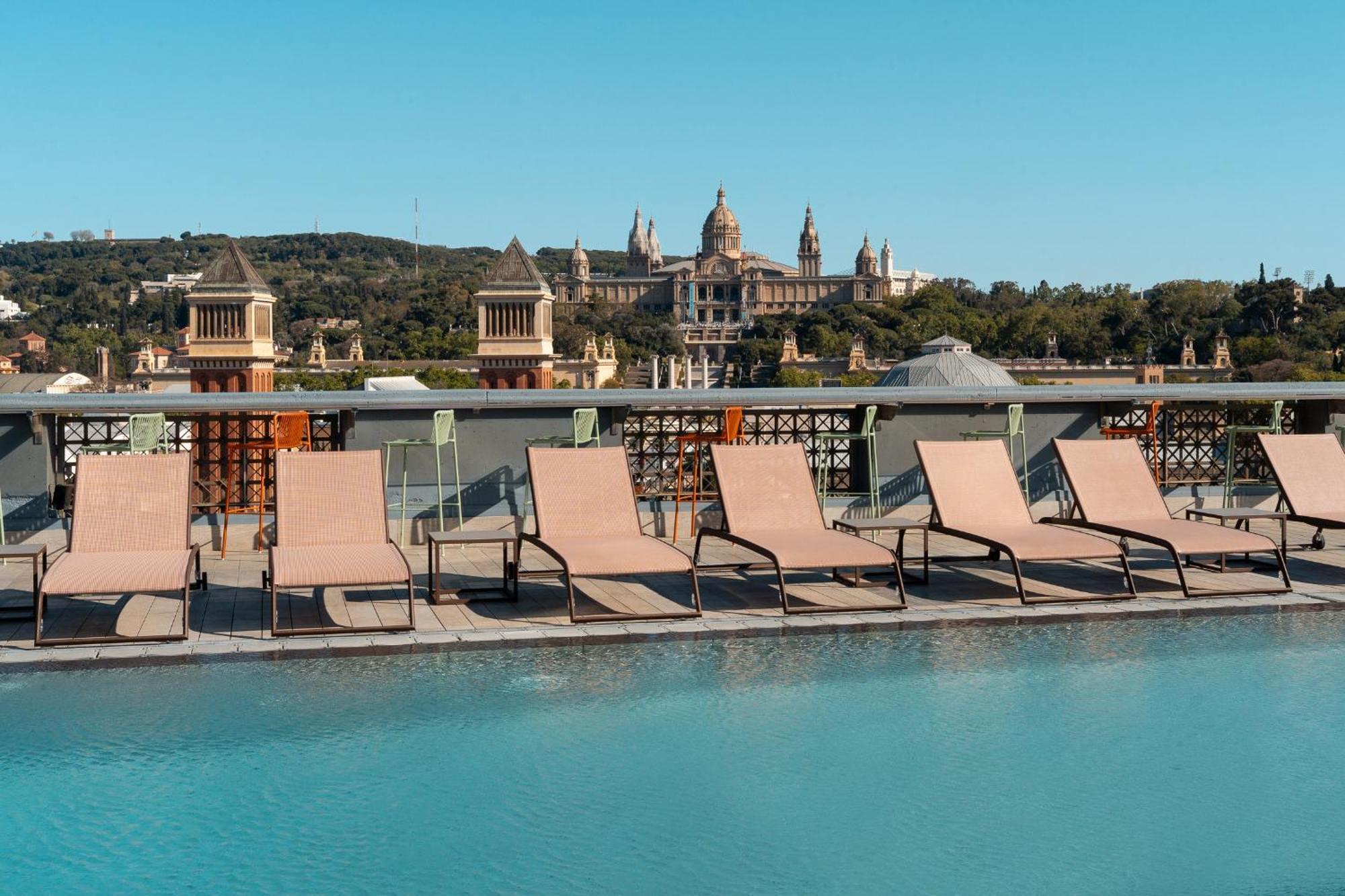 4 Hoteles Catalonia en Barcelona Cerca del Monumento a Colón