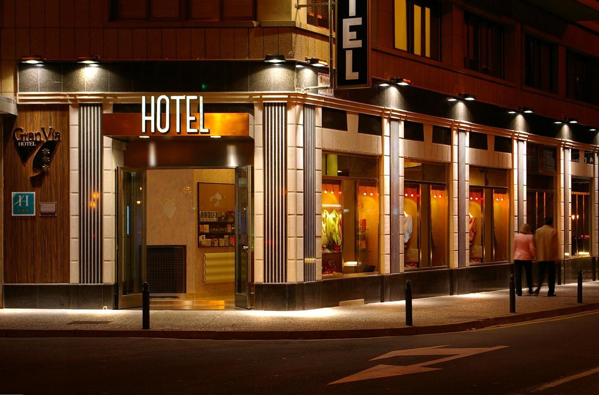 7 Hoteles Baratos cerca del Patio de la Infanta con Buena Ubicación