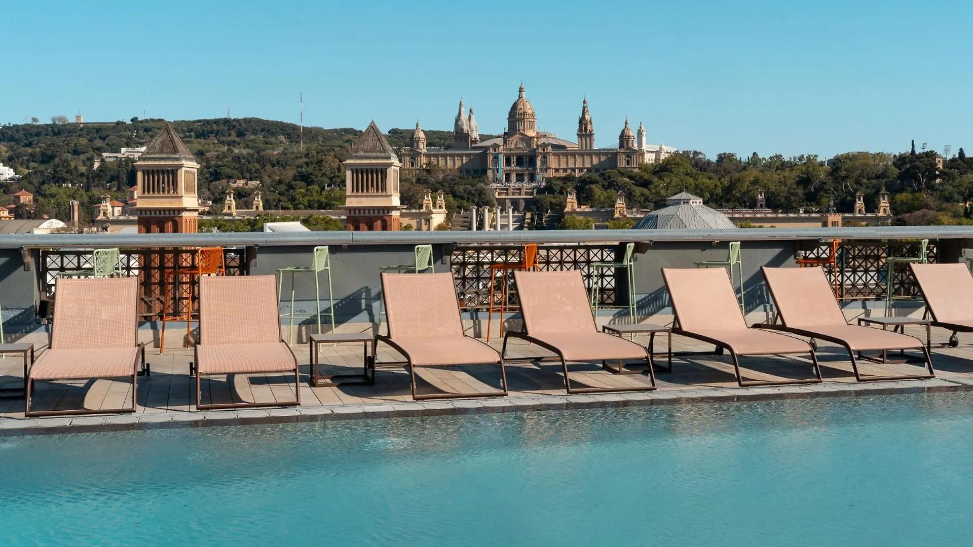 4 Hoteles Catalonia en Barcelona Cerca del Monumento a Colón