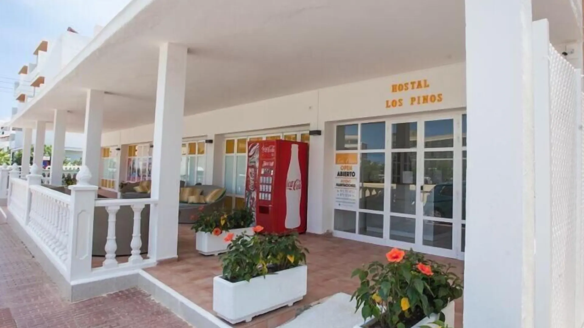 4 Hoteles Céntricos Cerca de la Iglesia de Sant Carles