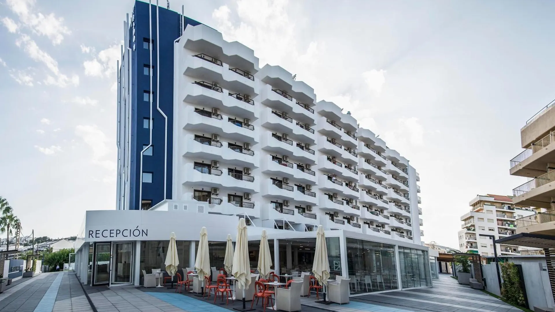 Cerca de San Pedro Apóstol: 4 Hoteles Románticos Comparados